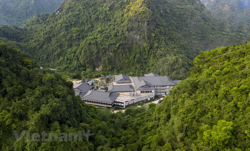 Yoko Onsen es un complejo turístico que incluye un baño mineral Onsen, un área de tratamiento, un complejo con arquitectura japonesa clásica y un restaurante tradicional de estilo japonés y un restaurante orgánico, entre otros. Para implementar el proyecto, Sun Group decidió cooperar con socios líderes de la tierra del sol naciente. El consultor de diseño del proyecto es Nippon Koei Group, la firma consultora independiente más grande y antigua de Japón. Directamente diseñando y supervisando la construcción de un jardín dentro del complejo hay un famoso artista de jardines japonés, con clientes principalmente políticos y celebridades en Japón. El complejo también es operado por un experto japonés con 17 años de experiencia, bajo el asesoramiento de la prestigiosa compañía Aquatec, líder en el campo del complejo onsen en Japón. (Foto: Vietnam +) 