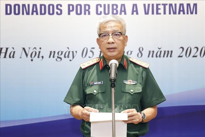 El miembro del Comité Central del Partido Comunista de Vietnam y viceministro de Defensa, Nguyen Chi Vinh, agradece al pueblo cubano por su especial sentimiento hacia el país indochino, especialmente en este momento difícil. (Foto: VNA)