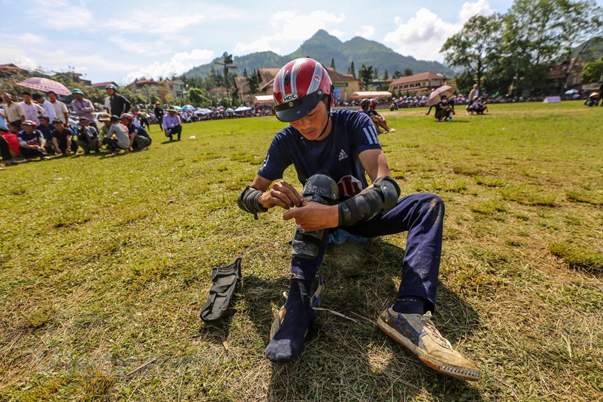 Al presenciar la carrera de caballos, los asistentes tienen la oportunidad de mezclarse en la atmósfera emocionante y animada que rodea al hipódromo. Cuando la fiesta se inicia, los competidores, con sombreros plásticos, marchan hacia el hipódromo. Compiten en la forma tradicional, sin silla de montar. El caballo está cubierto con un paño de lino rectangular y un manto tejido. Dos crampones se adjuntan a la brida cerca de la boca de la bestia. Los jinetes son expertos en el control de sus caballos con las manos, en lugar de utilizar un látigo. Esta forma tradicional de conducción realizada por los lugareños hace la carrera más interesante, con actuaciones espectaculares. La carrera de los llamados "caballeros descalzos" y los caballos de transporte atraen a muchos espectadores (Foto: Vietnam +)