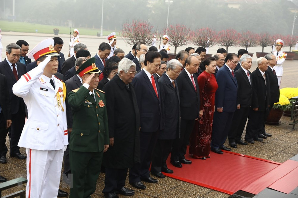 Delegación de dirigentes del Partido y Estado coloca ofrenda floral en el Monumento de los Mártires. (Foto: VNA)