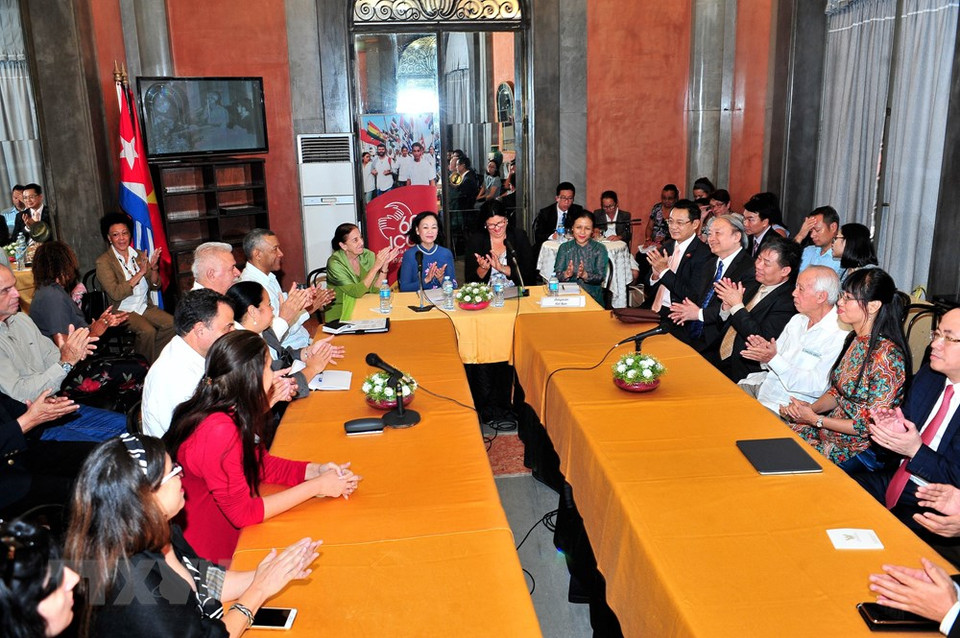 Truong Thi Mai y la delegación de la Asociación de Amistad Vietnam-Cuba intercambiaron con miembros de la Asociación de Amistad Cuba-Vietnam. (Foto: VNA)
