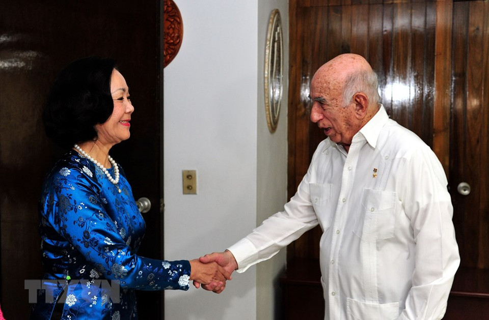 El segundo Secretario del Partido Comunista de Cuba, José Ramón Machado Ventura, dio la bienvenida a Truong Thi Mai. (Foto: VNA)