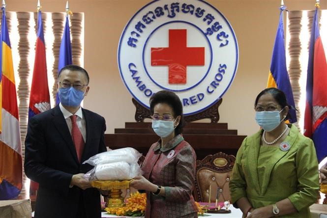 El vicepresidente de la Asociación de Amistad Vietnam-Laos, Nguyen Manh Hung, entregó suministros médicos a presentantes de la embajada de Laos en Hanoi, el 21 de abril. (Foto: VNA)