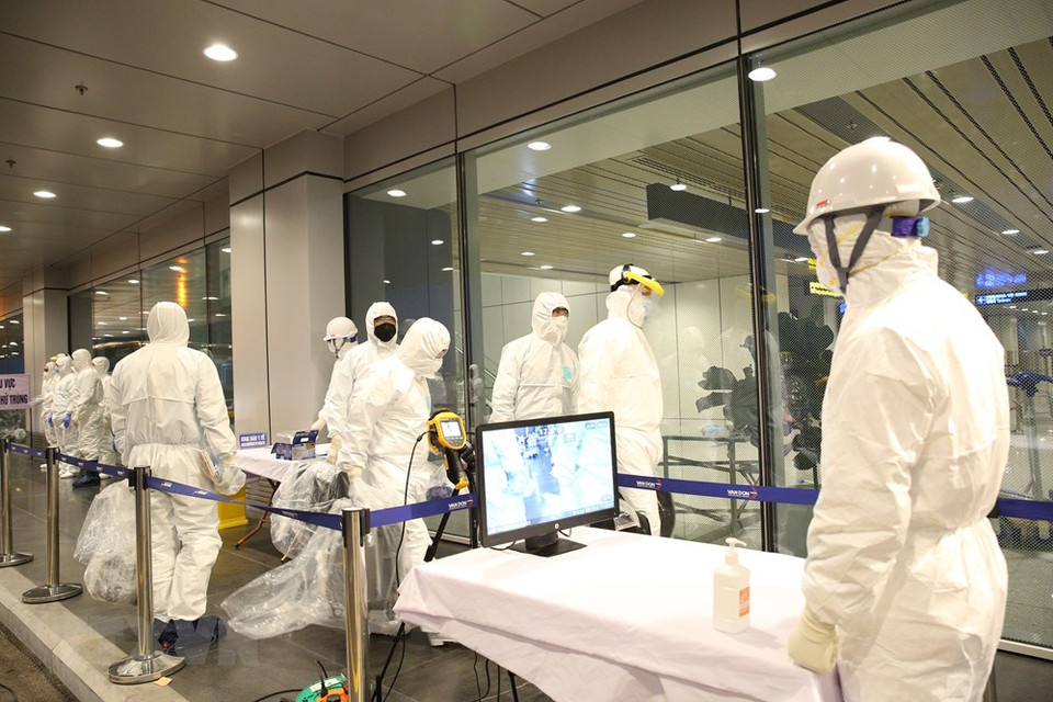 Control de la temperatura corporal, desinfectación antes de los procedimientos de entrada. (Foto: VNA)