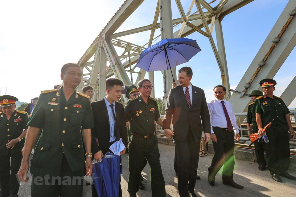 El embajador de Estados Unidos en Vietnam, Daniel J. Kritenbrink, junto con veteranos de guerra vietnamitas y estadounidenses durante el encuentro en el puente Ham Rong, el 29 de junio (Foto: VNA)