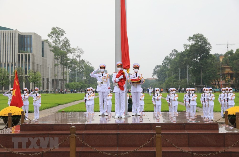 La ceremonia de izamiento de la bandera nacional en la plaza Ba Dinh en la mañana del 30 de abril de 2020. (Foto: VNA) 