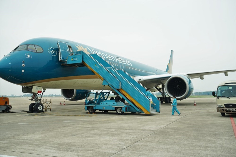 Todos los días, Vietnam Airlines desinfecta docenas de aviones justo después de su aterrizaje (Foto: Vietnam +)