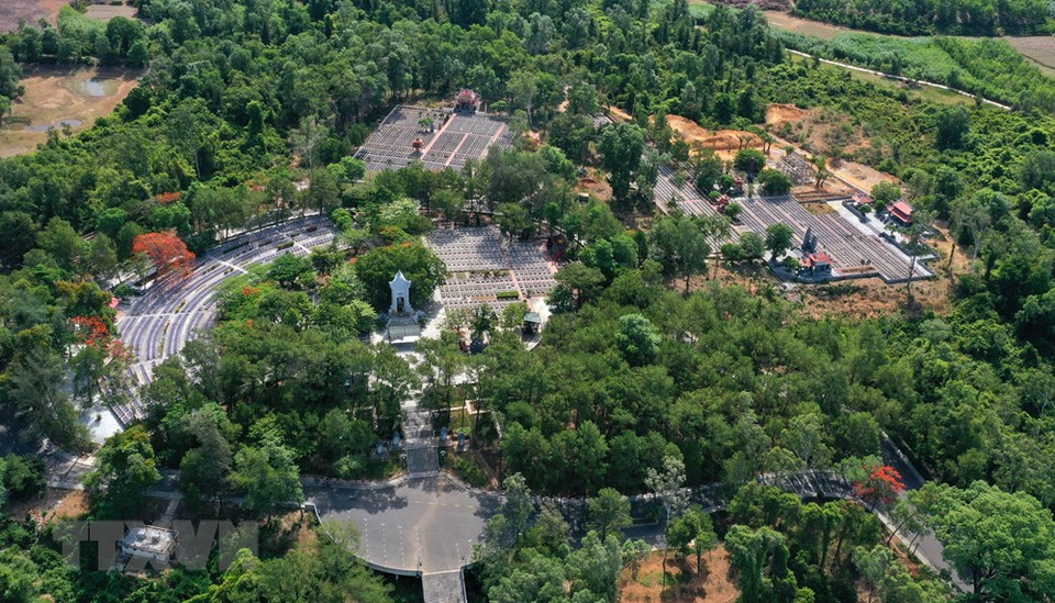 Este es el lugar de descanso de 10.333 mártires que lucharon y cayeron heroicamente durante la guerra contra la invasión norteamericana (Foto: VNA)