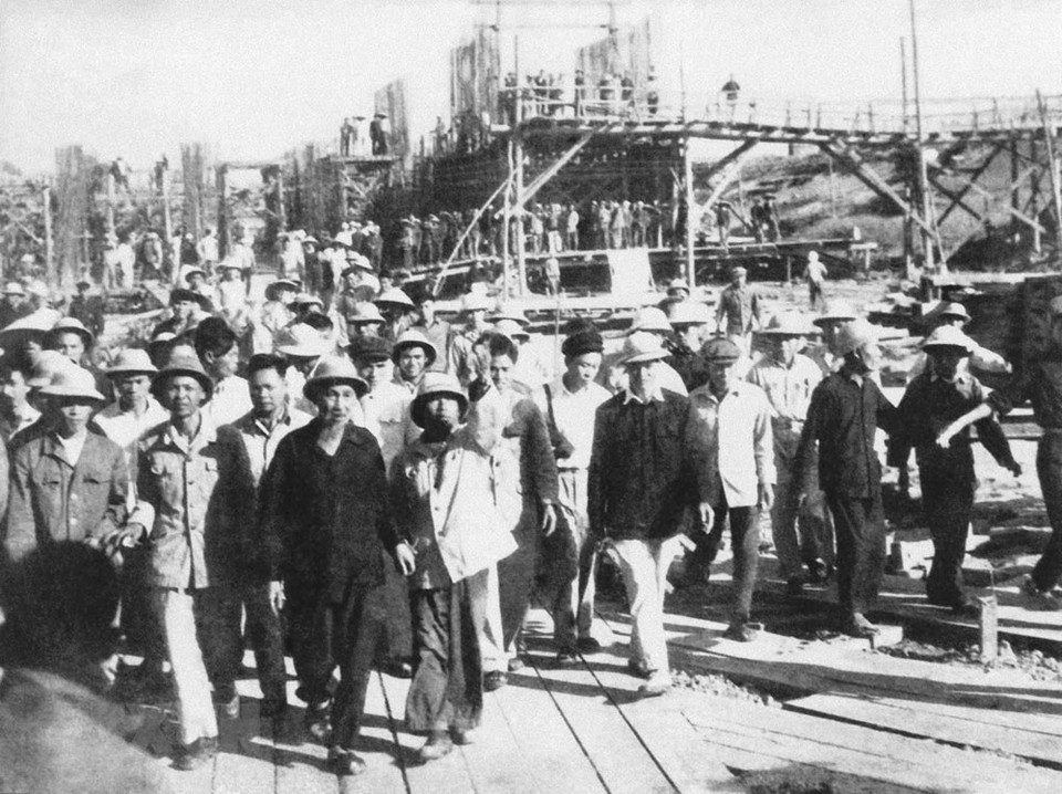 El Presidente Ho Chi Minh visita el 25 de diciembre de 1958 la obra de riego Bac Hung Hai en el Norte. (Foto: archivo)