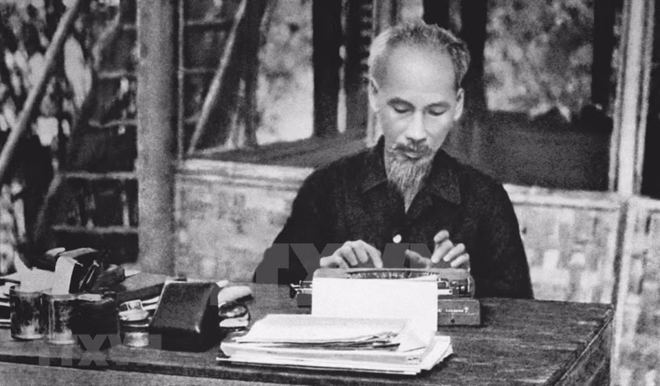 Presidente Ho Chi Minh en la zona de guerra de Viet Bac durante la guerra de resistencia contra los invasores franceses (Foto: VNA)