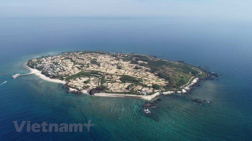 Playa con agua cristalina y arena blanca en Ly Son (Foto: VietnamPlus)