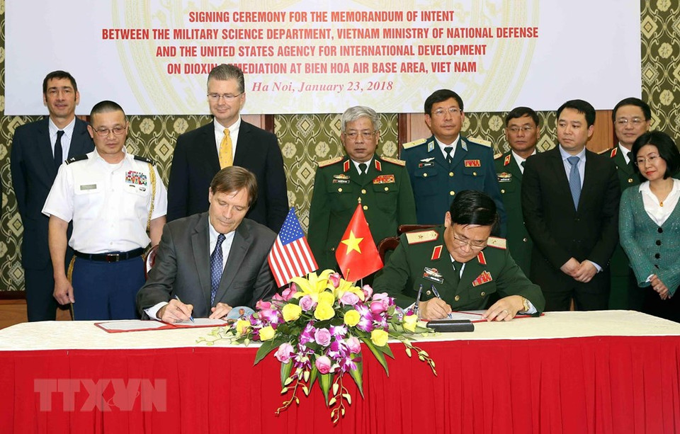 Ceremonia de firma de un memorando de intenciones entre el Departamento de Ciencia Militar del Ministerio de Defensa de Vietnam y la Agencia de los Estados Unidos para el Desarrollo Internacional (USAID) sobre la remediación de dioxina en el aeropuerto de Bien Hoa, Vietnam (23 de enero de 2018). (Foto: VNA)