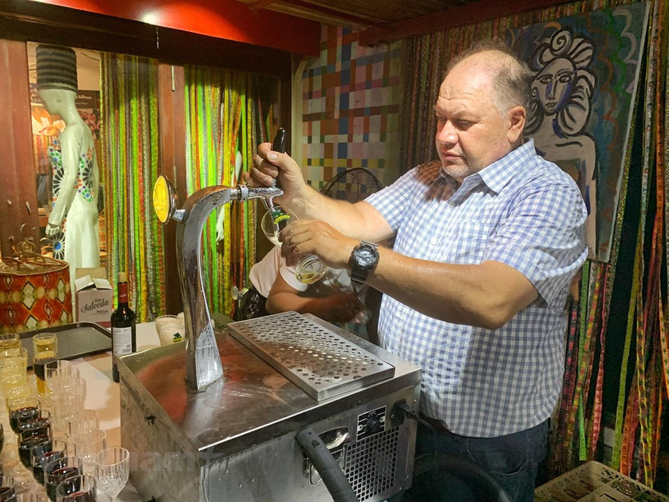 La cerveza española también es una bebida deliciosa. En esta ocasión, una veintena restaurantes en Hanoi, Da Nang, Ciudad Ho Chi Minh lanzan conjuntamente el programa de cocina española con platos tradicionales. (Foto: Vietnam +)