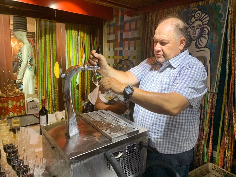 La cerveza española también es una bebida deliciosa. En esta ocasión, una veintena restaurantes en Hanoi, Da Nang, Ciudad Ho Chi Minh lanzan conjuntamente el programa de cocina española con platos tradicionales. (Foto: Vietnam +)