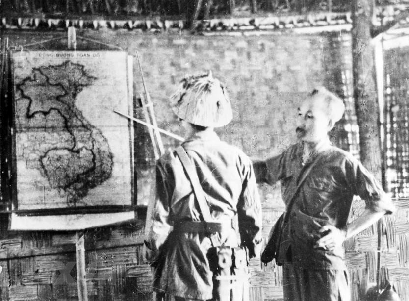 El Tío Ho visita y habla con una unidad de soldados durante la guerra de resistencia antifrancesa. (Foto: VNA)