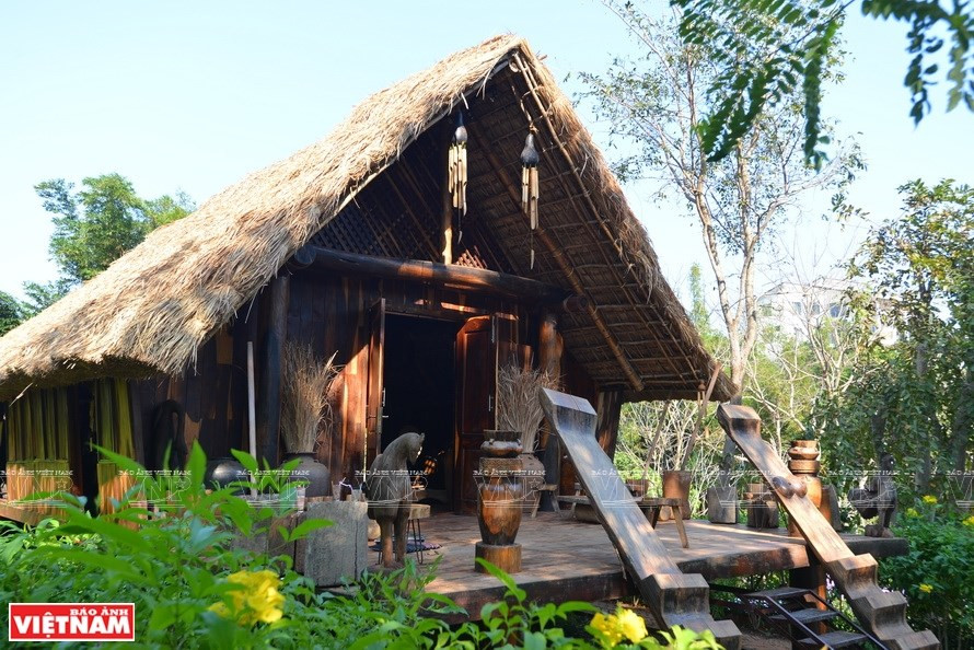 Las características más típicas de las casas de la etnia Ede, en la aldea de Co Thon, son sus escaleras. Las esculturas de maderas muestran el poder de las mujeres en el sistema matriarcal de los Ede (Foto: VNA)