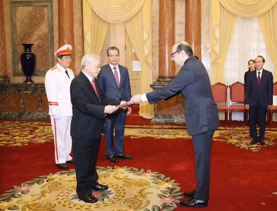 El Secretario General del Partido Comunista y Presidente Nguyen Phu Trong recibió al nuevo embajador de Turquía, Haldun Tekneci (Foto: VNA)