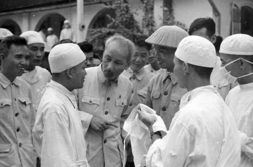 El Presidente Ho Chi Minh con funcionarios y soldados del Instituto Médico Militar 7, en Hai Phong, el 30 de mayo de 1957. (Foto: VNA)