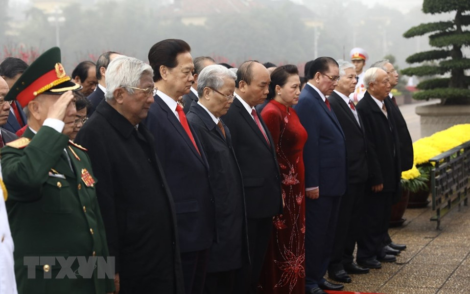 Delegación de dirigentes del Partido y Estado coloca ofrenda floral en el Monumento de los Mártires. (Foto: VNA)
