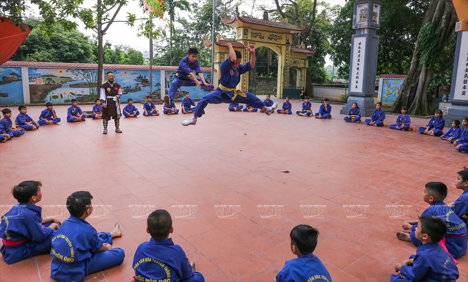 Una práctica de contrapeso en preparación para un festival en la Escuela de Artes Marciales Thien Mon Dao (Foto: VNA)