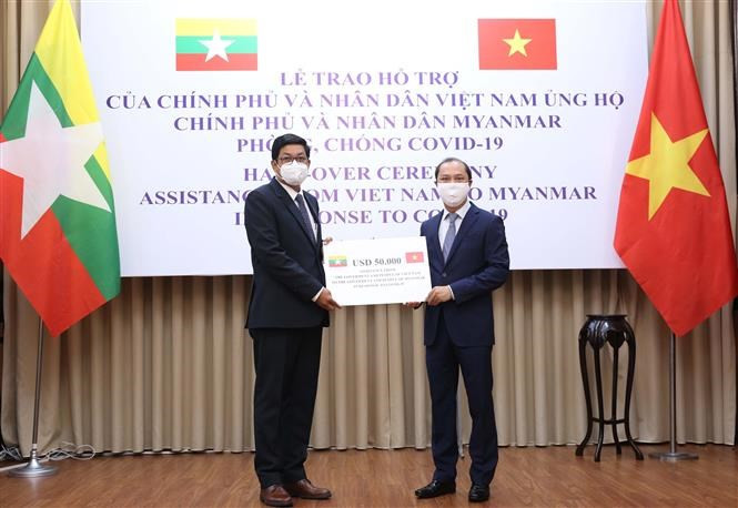 El viceministro de Relaciones Exteriores, Nguyen Quoc Dung, presentó en Hanoi el 18 de mayo pasado de forma simbólica donación de suministros médicos de Vietnam a otros países de la ASEAN, el sur de Asia y el Pacífico sur, en la lucha contra COVID-19 (Foto: VNA)