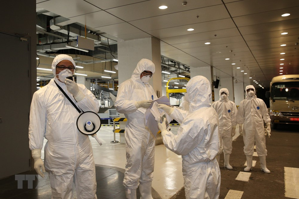 Los equipajes también fueron desinfectados y se pone en el área de aislamiento. (Foto: VNA)