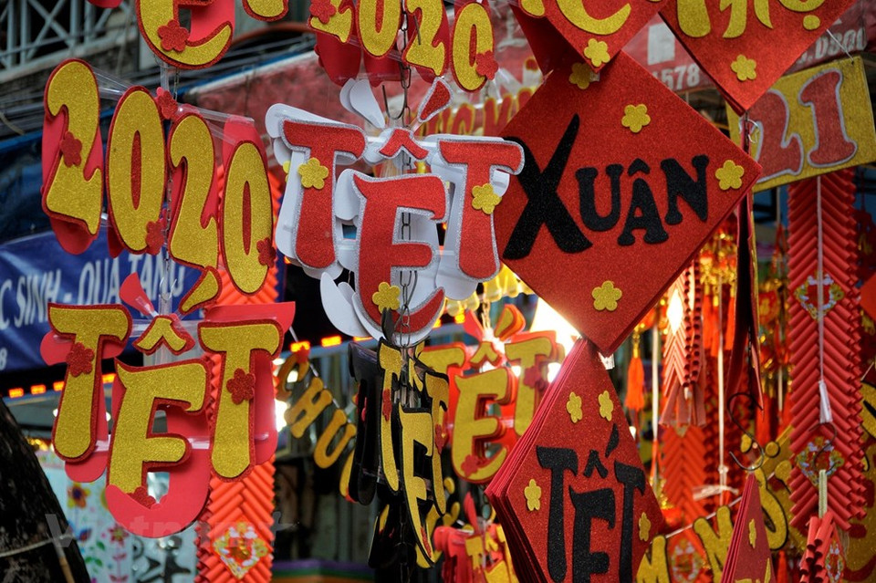 La calle Hang Ma ha sido durante mucho tiempo un lugar para vender muchos tipos de artículos de decoración típica del Nuevo Año Lunar. (Foto: Vietnam +)