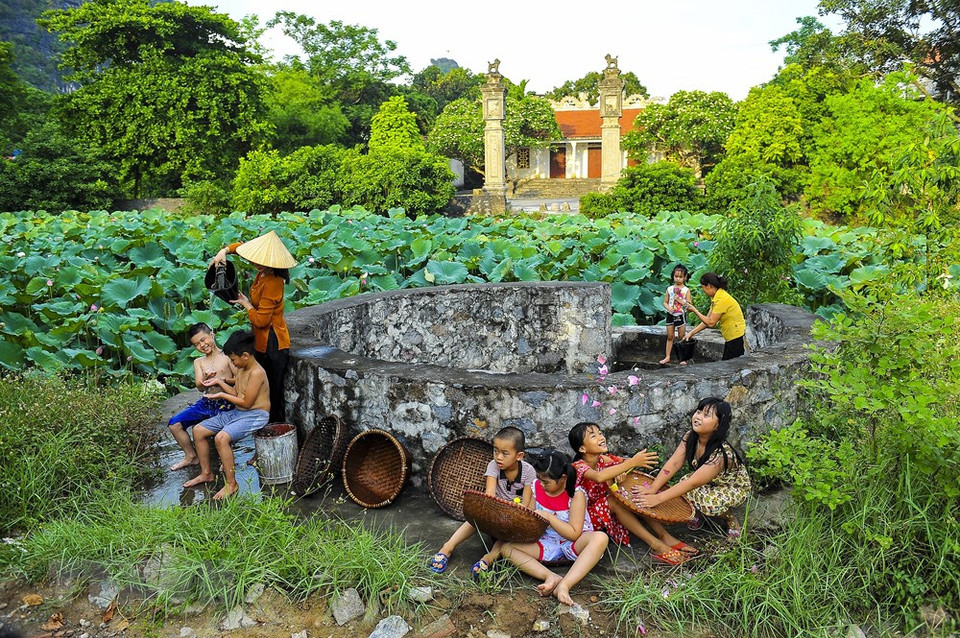 La gente de Hoa Lu vive junto a los pozos en el pueblo. (Foto: VNA)