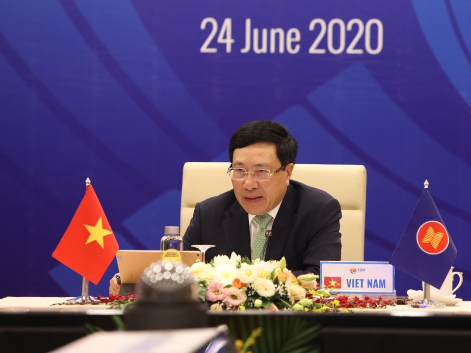 El viceprimer ministro y canciller de Vietnam, Pham Binh Minh, presidió el 24 de junio de forma virtual la Reunión informal de Ministros de Relaciones Exteriores de la ASEAN en el Centro Internacional de Convenciones, víspera de la 36 Cumbre de la ASEAN. (Foto: VNA)