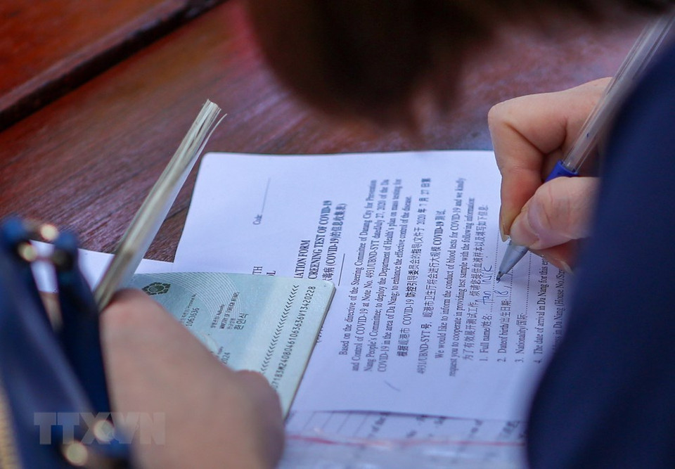 Extranjeros proporcionan información médica antes de tomar muestras en el distrito de Son Tra, en Da Nang. (Foto: VNA)