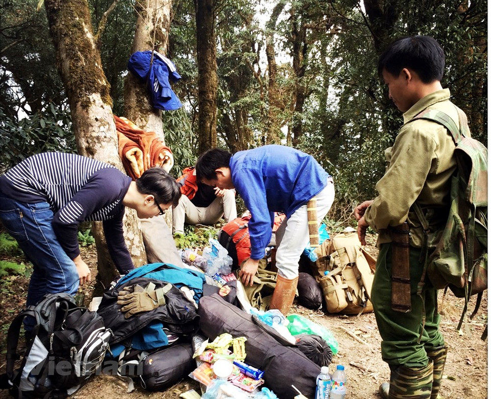 Recogen equipos para continuar subiendo al lugar para instalar el campamento para cenar. (Foto: Vietnam +)