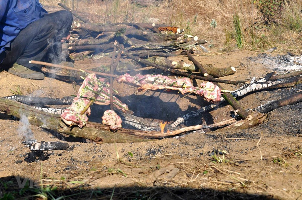 Los alpinistas suelen elegir un menú de cerdos y contrataba cargadores locales para procesarlo y transportarlo. (Foto: Vietnam +)