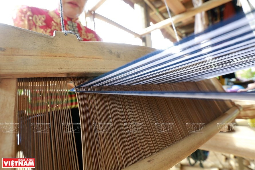 Mujeres de Thai usan bufanda Pieu, uno de sus productos tradicionales de brocado (Foto: VNA)