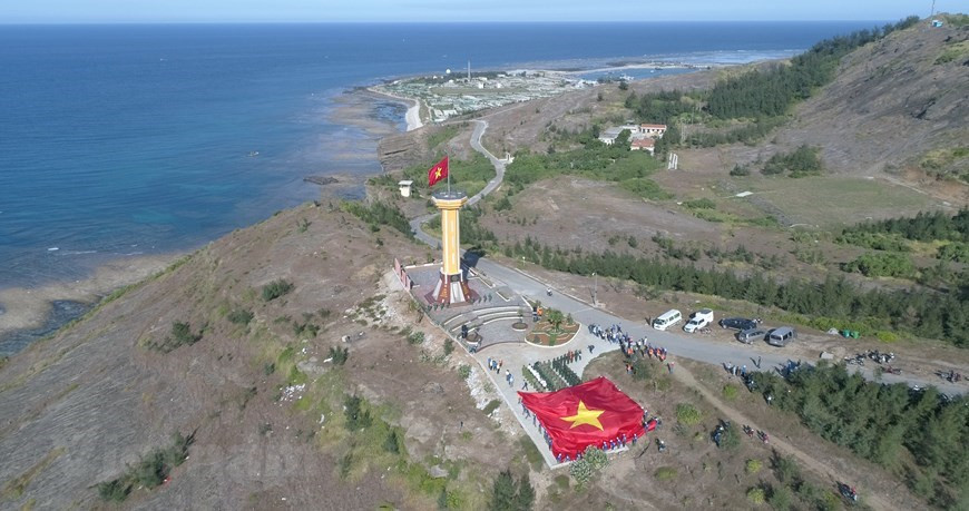 La torre de la bandera del distrito de la isla de Ly Son se encuentra en el pico Thoi Loi, el punto más alto de la isla de Ly Son (Foto: VietnamPlus)