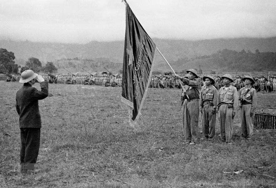 El general Vo Nguyen Giap presentó la Bandera de Victoria del presidente Ho Chi Minh a las unidades por mérito Dien Bien Phu (Foto: archivo)