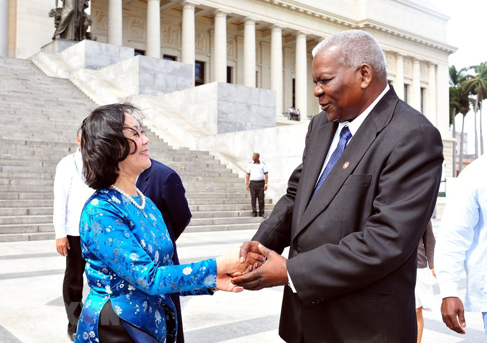 El presidente de la Asamblea Nacional de Cuba, Esteban Lazo Hernández, dio la bienvenida Truong Thi Mai. (Foto: VNA)