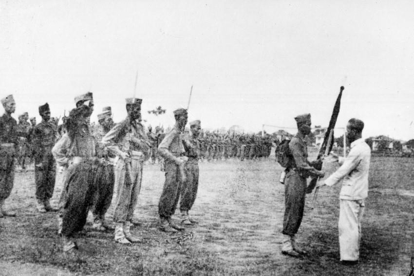El Presidente Ho Chi Minh presentó la bandera bordada con las letras “Files a la Patria” a los estudiantes de la primera clase de la escuela del ejército Tran Quoc Tuan (22 de abril de 1946). (Foto: VNA)
