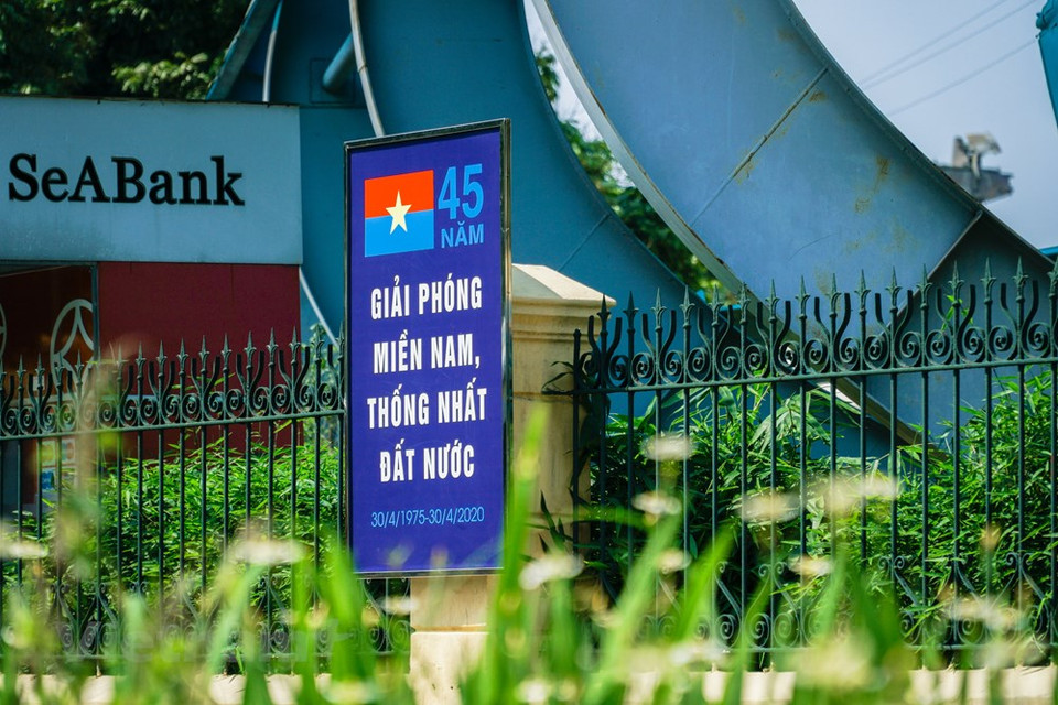 Hanoi celebra el 45 aniversario de la Liberación de Vietnam del Sur y la Reunificación del país con banderas y pancartas (Foto: VNA)