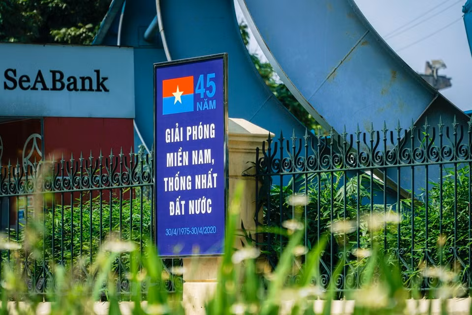 Hanoi celebra el 45 aniversario de la Liberación de Vietnam del Sur y la Reunificación del país con banderas y pancartas (Foto: VNA)
