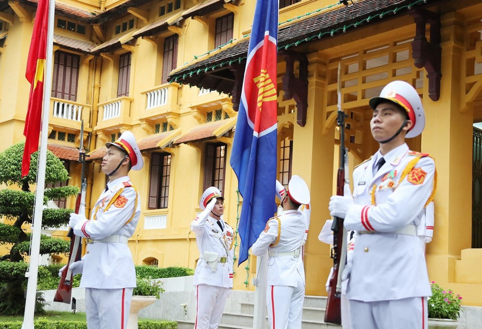 Izamiento de bandera de ASEAN para celebrar 53 aniversario de su fundación (Foto: VNA)
