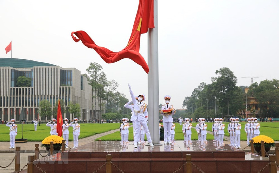 La ceremonia de izamiento de la bandera nacional en la plaza Ba Dinh en la mañana del 30 de abril de 2020. (Foto: VNA) 