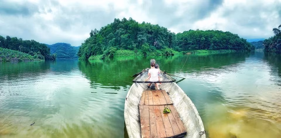 La laguna de Van Hoi de 410 hectáreas dispone de los bosques primarios con más de 40 islas. Phu Tho se considera la tierra de los antepasados de Vietnam. Se dice que aquí los reyes Hung crearon el estado de Van Lang, el primer estado de Vietnam. En el lugar, se registran diferentes etnias minoritarias como Dao y Tay. Los turistas pueden explorar el hermoso paisaje de la laguna Van Hoi en cualquier época del año y llegar fácilmente por moto, bus o auto. La laguna posee un majestuoso paisaje montañoso, hogar de cientos de especies de aves, además de una exuberante vegetación verde. (Foto: Vietnam +)