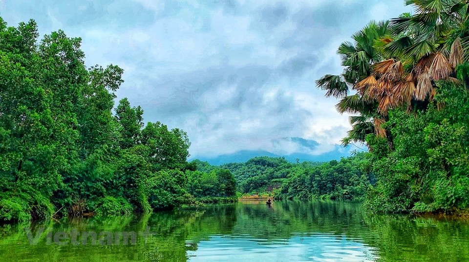 La laguna Van Hoi se encuentra a unos 120 km de Hanoi, pertenece a la comuna de Hien Luong, distrito de Ha Hoa, en la provincia septentrional de Phu Tho, considerada la tierra de los antepasados de Vietnam. Se dice que aquí los reyes Hung crearon el estado de Van Lang, el primer estado de Vietnam. La laguna es conocida como la "bahía en miniatura de Ha Long" de la región central del norte, que posee un bello paisaje natural. Viajando a la provincia de Phu Tho, puede explorar el hermoso paisaje de la laguna Van Hoi en cualquier época del año. (Foto: Vietnam +)