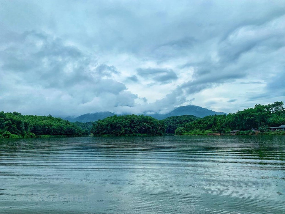 Isla del té, en la laguna de Van Hoi, en provincia norteña de Phu Tho se asemeja a una miniatura de la bahía de Ha Long por su belleza natural y su rica flora y fauna. La laguna de Van Hoi de 410 hectáreas dispone de los bosques primarios con más de 40 islas. Phu Tho se considera la tierra de los antepasados de Vietnam. Se dice que aquí los reyes Hung crearon el estado de Van Lang, el primer estado de Vietnam. Los turistas pueden explorar el hermoso paisaje de la laguna Van Hoi en cualquier época del año y llegar fácilmente por moto, bus o auto. (Foto: Vietnam +)