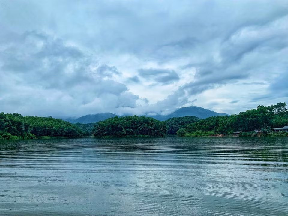 Isla del té, en la laguna de Van Hoi, en provincia norteña de Phu Tho se asemeja a una miniatura de la bahía de Ha Long por su belleza natural y su rica flora y fauna. La laguna de Van Hoi de 410 hectáreas dispone de los bosques primarios con más de 40 islas. Phu Tho se considera la tierra de los antepasados de Vietnam. Se dice que aquí los reyes Hung crearon el estado de Van Lang, el primer estado de Vietnam. Los turistas pueden explorar el hermoso paisaje de la laguna Van Hoi en cualquier época del año y llegar fácilmente por moto, bus o auto. (Foto: Vietnam +)