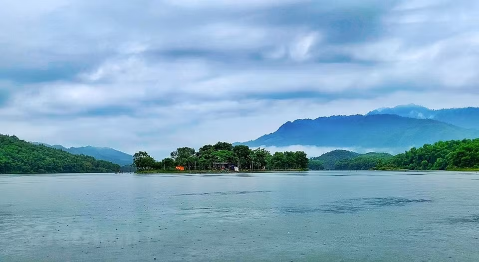 La laguna de Van Hoi, en la provincia septentrional de Phu Tho, se asemeja a una miniatura de la bahía de Ha Long por su belleza natural y su rica flora y fauna. La laguna de Van Hoi de 410 hectáreas dispone de los bosques primarios con más de 40 islas. Phu Tho se considera la tierra de los antepasados de Vietnam. Se dice que aquí los reyes Hung crearon el estado de Van Lang, el primer estado de Vietnam. Los viajeros pueden ir en tren, autobús o moto. Durante los últimos años, la laguna de Van Hoi se ha convertido en un lugar de check-in preferido de los jóvenes. (Foto: Vietnam +)