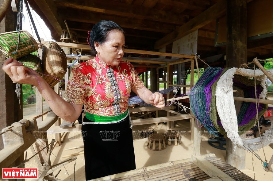 Mujeres de Thai elaboran brocado en su telar especial (Foto: VNA)