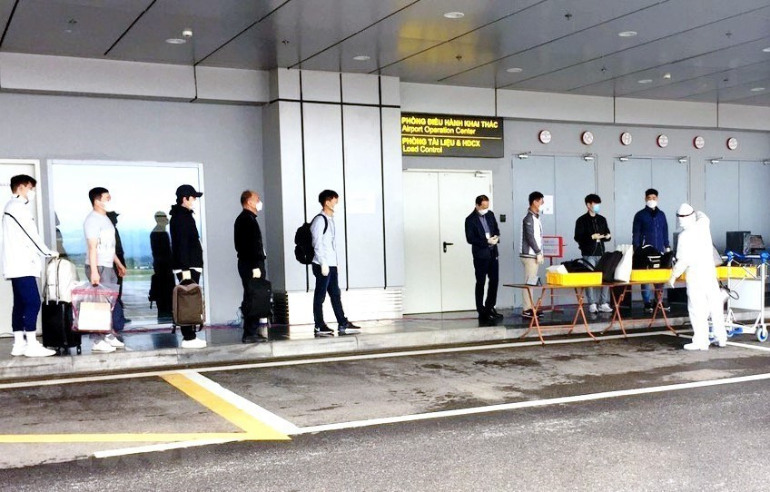 Después de recibir controles de salud, los pasajeros son enviados a las áreas de cuarentena (Foto: VNA)