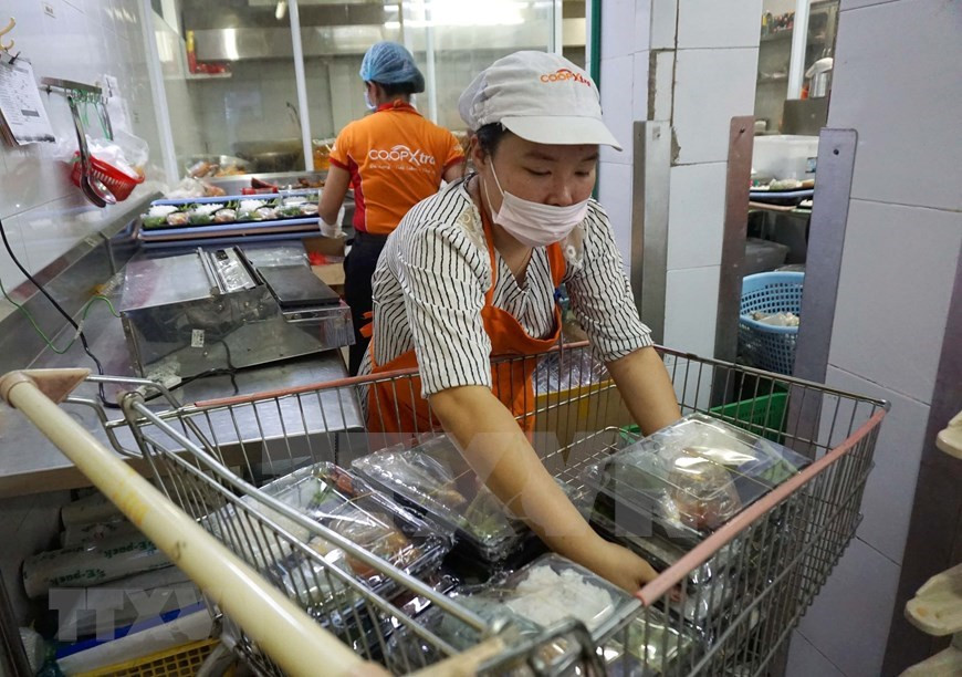 Cada día se envían más de 30 mil comidas a personas en áreas de cuarentena (Foto: VNA)