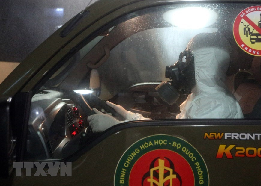 Se utilizan vehículos especiales para desinfectar el Hospital Bach Mai, en el distrito de Dong Da (Foto: VNA)